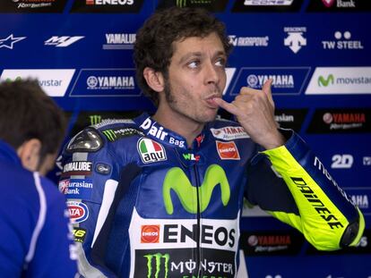 El piloto italiano Valentino Rossi, en el box durante la jornada de entrenamientos oficiales en el circuito Ricardo Tormo de Cheste (Valencia).