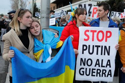 Ciudadanos ucranios se reúnen en una protesta frente a la Embajada de Rusia en Madrid (España).