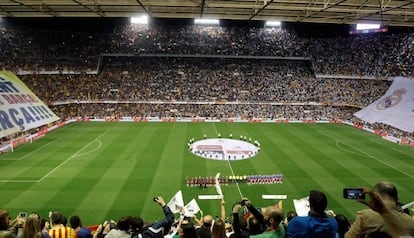 Los jugadores del Barcelona y del Real Madrid, antes del inicio del encuentro.