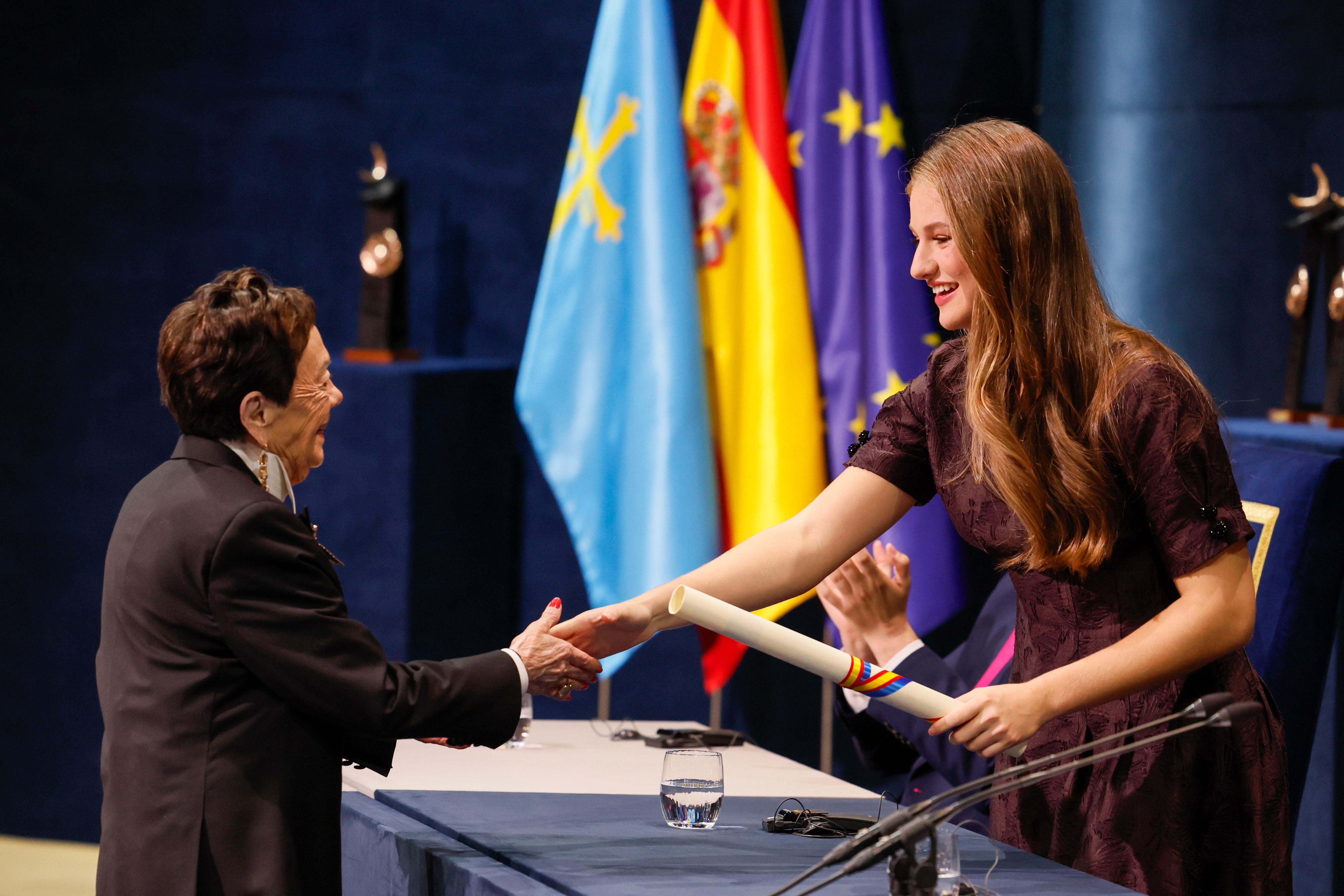 La fotógrafa mexicana Graciela Iturbide recibe de manos de la Princesa Leonor el Premio Princesa de Asturias de las Artes, el pasado 24 de octubre en Oviedo.