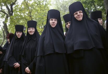 Monjas ucranias ortodoxas asisten a una misa con motivo del 1029 aniversario de la Cristianización de la Rus de Kiev, en Ucrania.