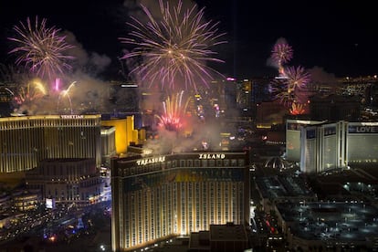 Fuegos artificiales durante la celebración del Año Nuevo en Las Vegas.