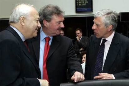 Moratinos (izquierda), con los ministros de Exteriores de Luxemburgo, Jean Asselbom, y de Reino Unido, Jack Straw (derecha).