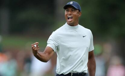 Tiger celebra un birdie en el 15.