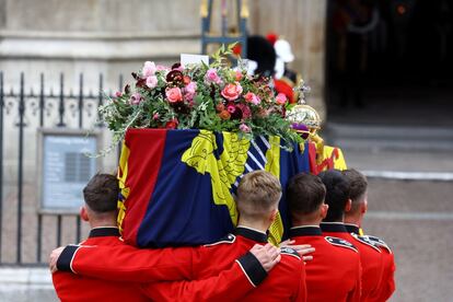 El ataúd con los restos de la monarca entra en la Abadía de Westminster, con la Corona del Estado Imperial.