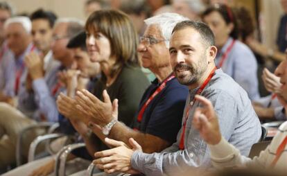 Denis Itxaso, en último el congreso del PSE de Gipuzkoa junto a Manuel Huertas e Idoia Mendia.