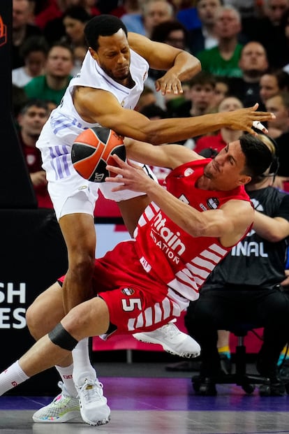 El ala-pívot del Real Madrid Anthony Randolph lucha con Giannoulis Larentzakis por la posesión.