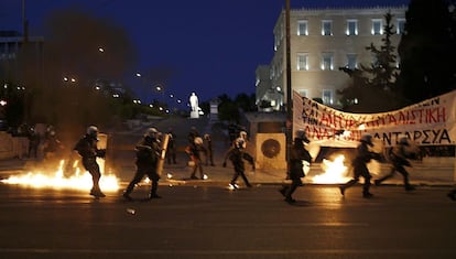 La policía corre tras los manifestantes.