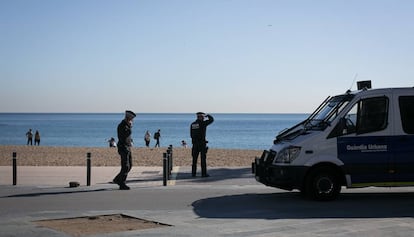 Agentes de la Guardia Urbana en la Barceloneta, en una imagen de archivo.