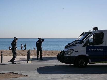 Agentes de la Guardia Urbana en la Barceloneta, en una imagen de archivo.