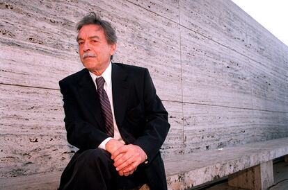 Paulo Mendes da Rocha, arquitecto, durante la entrega de premios de la Fundación Mies Van Der Rohe, en Barcelona en abril de 2001.