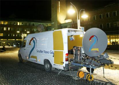 Un equipo de la televisión noruega monta guardia por fuera del hospital.