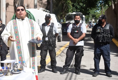 Filiberto Velázquez leads Mass in the streets of the Mexican city of Chilpancingo, in Guerrero, in 2021.