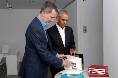 Felipe VI regala a Obama un libro sobre el 'Guernica' con una dedicatoria suya.