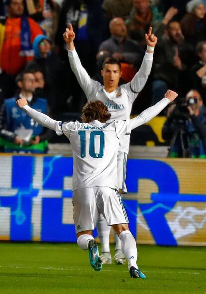 Luka Modric del Real Madrid celebra el gol con su compañero Cristiano Ronaldo.