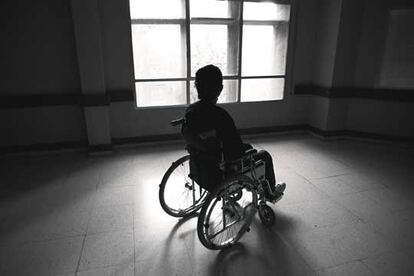 Una persona en una silla de ruedas en el hospital de Toledo especializado en tratar a lesionados medulares.