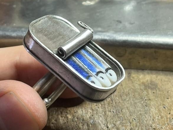 Imagen del anillo original de la marca de joyería Vacía la Nevera.
