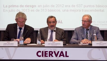José Vicente González, en el centro, entre José López Mora y Cristóbal Aguado.