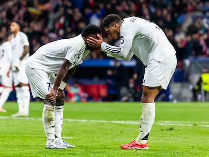 Vinicius Junior es consolado por Jude Bellingham tras lanzar el  el penalti fuera.