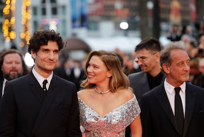 Louis Garrel, Lea Seydoux y Vincent Lindon durante la ceremonia de apertura de la edición 77 del Festival de Cannes, este martes.