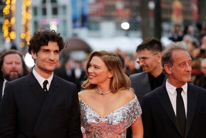 Louis Garrel, Lea Seydoux y Vincent Lindon durante la ceremonia de apertura de la edición 77 del Festival de Cannes, este martes.