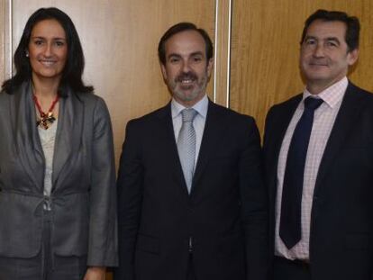 Representantes del Ministerio de Industria, Fiab y el Banco Santander.