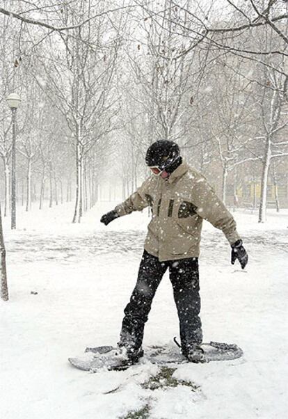 Un joven practica con su tabla de <i>snow board</i> en pleno centro de Logroño.