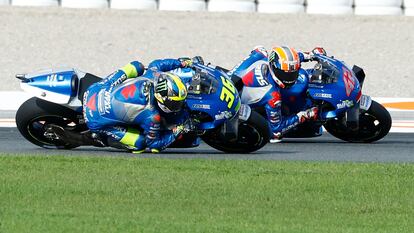 Joan Mir adelanta a Alex Rins a 10 vueltas para el final de la carrera en el Ricardo Tormo, en Cheste.