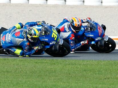 Joan Mir adelanta a Alex Rins a 10 vueltas para el final de la carrera en el Ricardo Tormo, en Cheste.