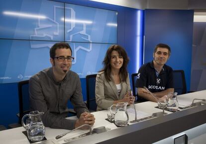 Ezenarro, entre sus compañeros Mikel Basabe (derecha) y Oxel Erostarbe, en la sala de prensa del Parlamento.