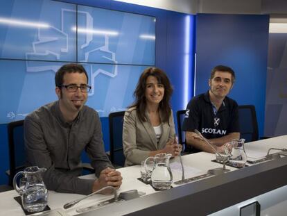 Ezenarro, entre sus compañeros Mikel Basabe (derecha) y Oxel Erostarbe, en la sala de prensa del Parlamento.