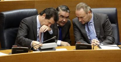 El presidente del Consell, Alberto Fabra, y el vicepresidente, José Ciscar, escucha las explicaciones del consejero José Manuel Vela.