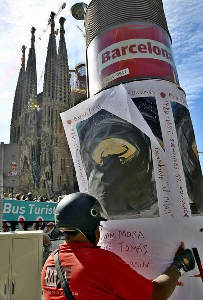 Un operario pega uno de los carteles diseñados por el artista Miquel Barceló que anuncia la última corrida de toros de la Monumental de Barcelona, antes de que entre en vigor la prohibición de las corridas en Cataluña, el 1 de enero de 2012. Los carteles han sido buscados, y en ocasiones arrancados de sus postes, por numerosos aficionados taurinos.