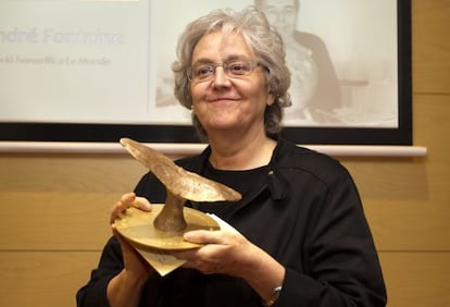 Soledad Gallego-Díaz en la recogida del premio de la Asociación de Periodistas Europeos de Cataluña.