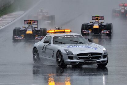 Después de 45 minutos, cuando la lluvia prácticamente había cesado de caer, se volvió a reanudar el Gran Premio tras el coche de seguridad. Los bólidos han estado 17 vueltas detrás del coche de seguridad y en la vuelta 18 se ha lanzado la carrera de nuevo.