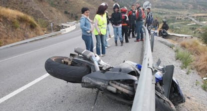 Un motorista sufre un accidente en una carretera de Granada.