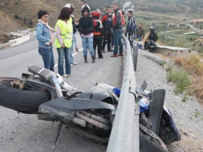 Un motorista sufre un accidente en una carretera de Granada.