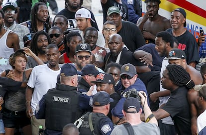 La policía intenta contener a los miembros de las Panteras Negras en uno de los momentos de mayor tensión frente al Ku Klux Klan ante el Capitolio de Carolina del Sur.