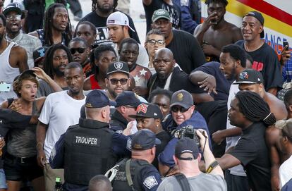 La policía intenta contener a los miembros de las Panteras Negras en uno de los momentos de mayor tensión frente al Ku Klux Klan ante el Capitolio de Carolina del Sur.