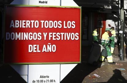 Trabajadores del servicio de limpiezan cumplen los servicios mínimos en la calle Goya, en el décimo día de huelga. Los sindicatos han advertido que si la alcaldesa de Madrid, Ana botella, autoriza la entrada de los operarios de Tragsa para cumplir los servicios mínimos de la huelga de limpieza viaria a partir de mañana, las posturas respecto al conflicto "se van a endurecer".