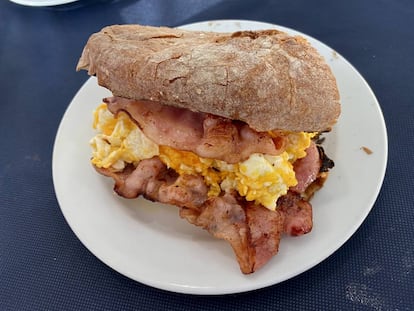 Bocadillo de huevos con panceta, J. C. CAPEL