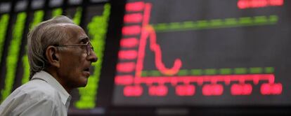 Un hombre observa los paneles en la Bolsa de Karachi, Pakistan