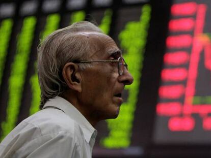 Un hombre observa los paneles en la Bolsa de Karachi, Pakistan