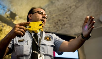 Un intendente de los Mossos presenta en septiembre de 2019 la pistola eléctrica Taser que iba a comenzar a usar la policía catalana.