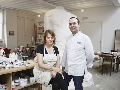 Tracey Emin y José Pizarro, retratados en Londres en el estudio de la artista.