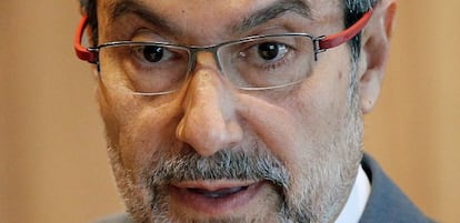 Fotografía de archivo, tomada el 27 de abril de 2011, del exministro del Interior socialista Antonio Asunción, que ha fallecido hoy en Valencia a los 64 años como consecuencia de una enfermedad detectada hace unas semanas.