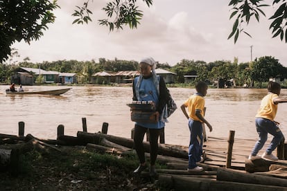 La escritora Velia Vidal carga los libros y refrigerios que llevarán a la comunidad de Bocas del Atrato.Santiago Mesa