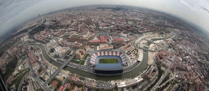 El estadio Vicente Calderón y, detrás, la fábrica de Mahou (ya derribada), en 2010. En primer plano, junto al río, la M-30.