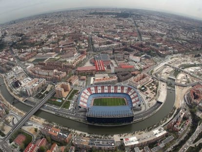 El estadio Vicente Calder&oacute;n y, detr&aacute;s, la f&aacute;brica de Mahou (ya derribada), en 2010. En primer plano, junto al r&iacute;o, la M-30.