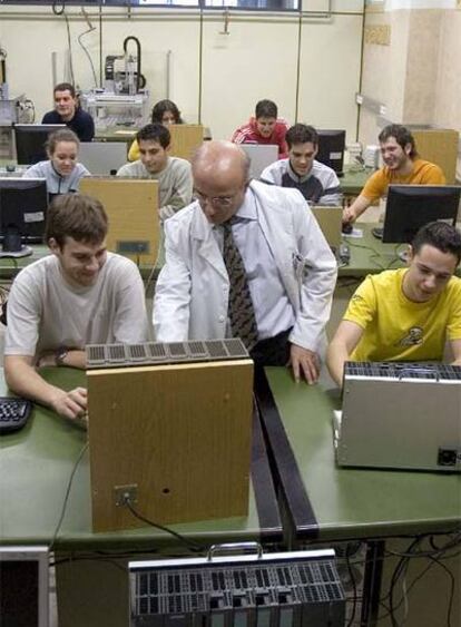 Estudiantes de FP en un centro de Vitoria.